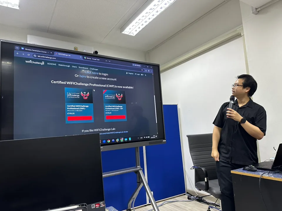 วิทยากรสอน WiFi Pentest ที่ สทส. สำนักงานตำรวจแห่งชาติ พร้อมหน้าจอ WiFiChallenge Lab